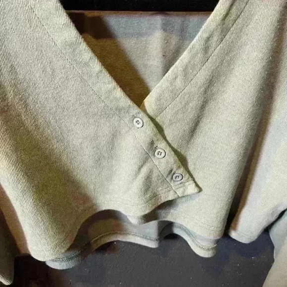Women’s 4th & Reckless Sage Green Kennedy Button Up Crop Sweater Large - Picture 3 of 4